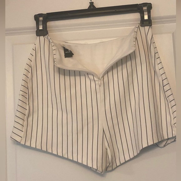 Lulus women’s small skort, cream with black stripes - Picture 3 of 7